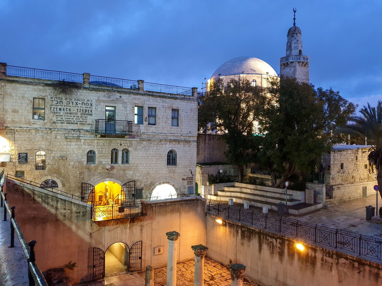 Discover the Unique Architecture of Mikve Israel-Emanuel Synagogue