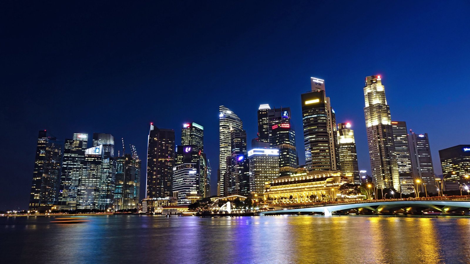Stroll Along Beautiful Marina Bay