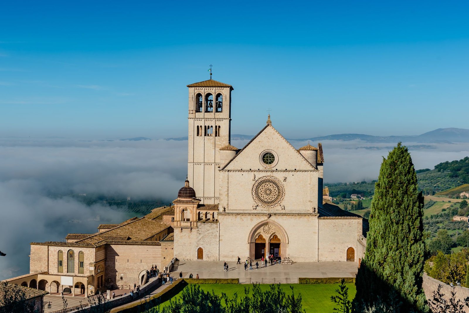 Tour the Iconic Basilica de Santa Maria