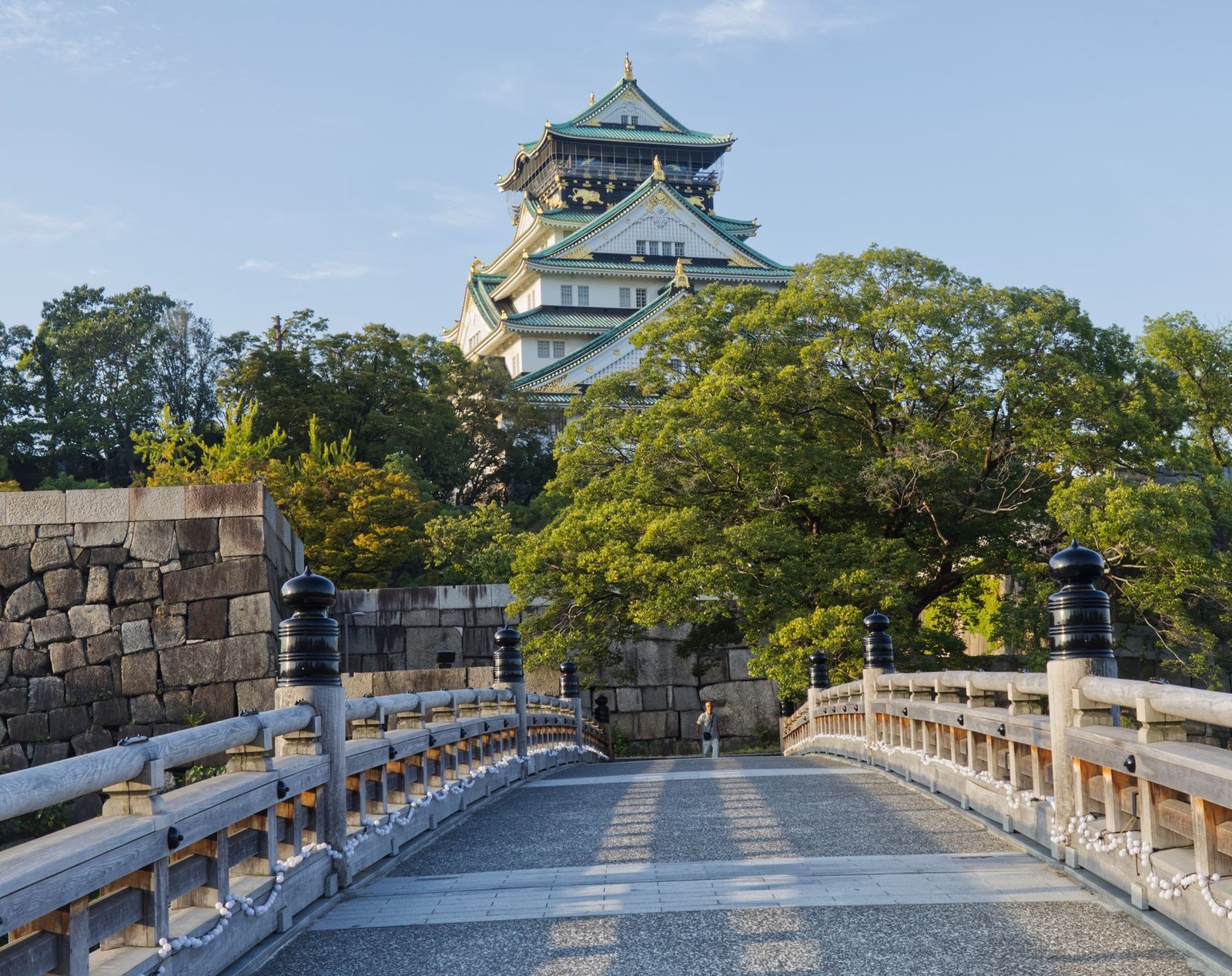 Tour the Impressive Osaka Castle and Its Surrounding Park