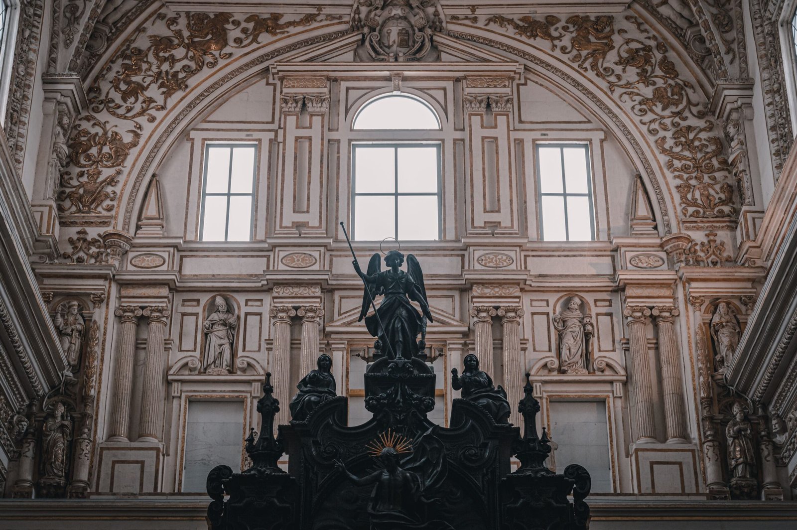 Discover the ancient architecture of the Saint-Pierre Cathedral