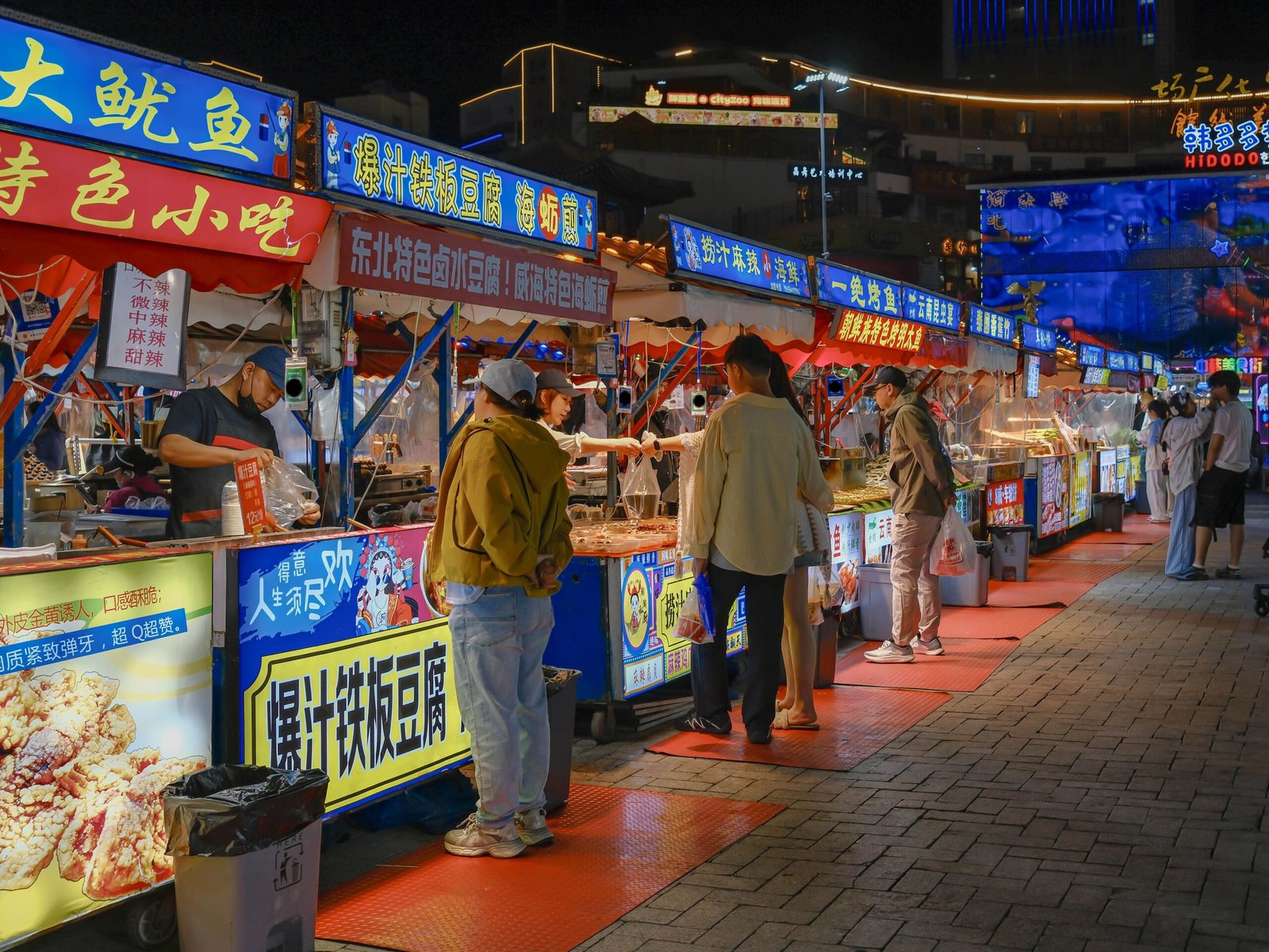 Explore the Stunning Liuhe Night Market for Local Street Food Delights