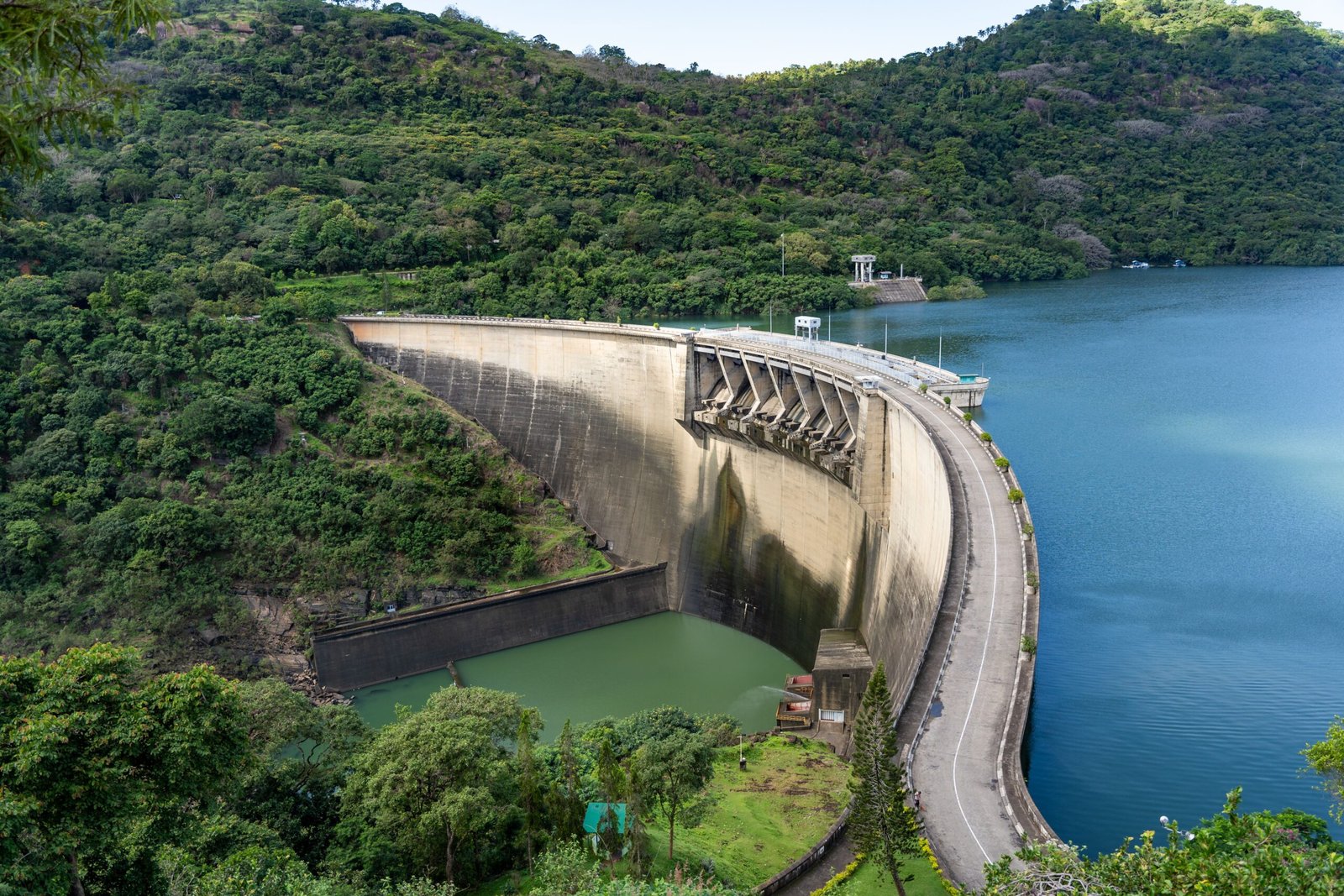 Participate in a Guided Tour of the Kariba Dam