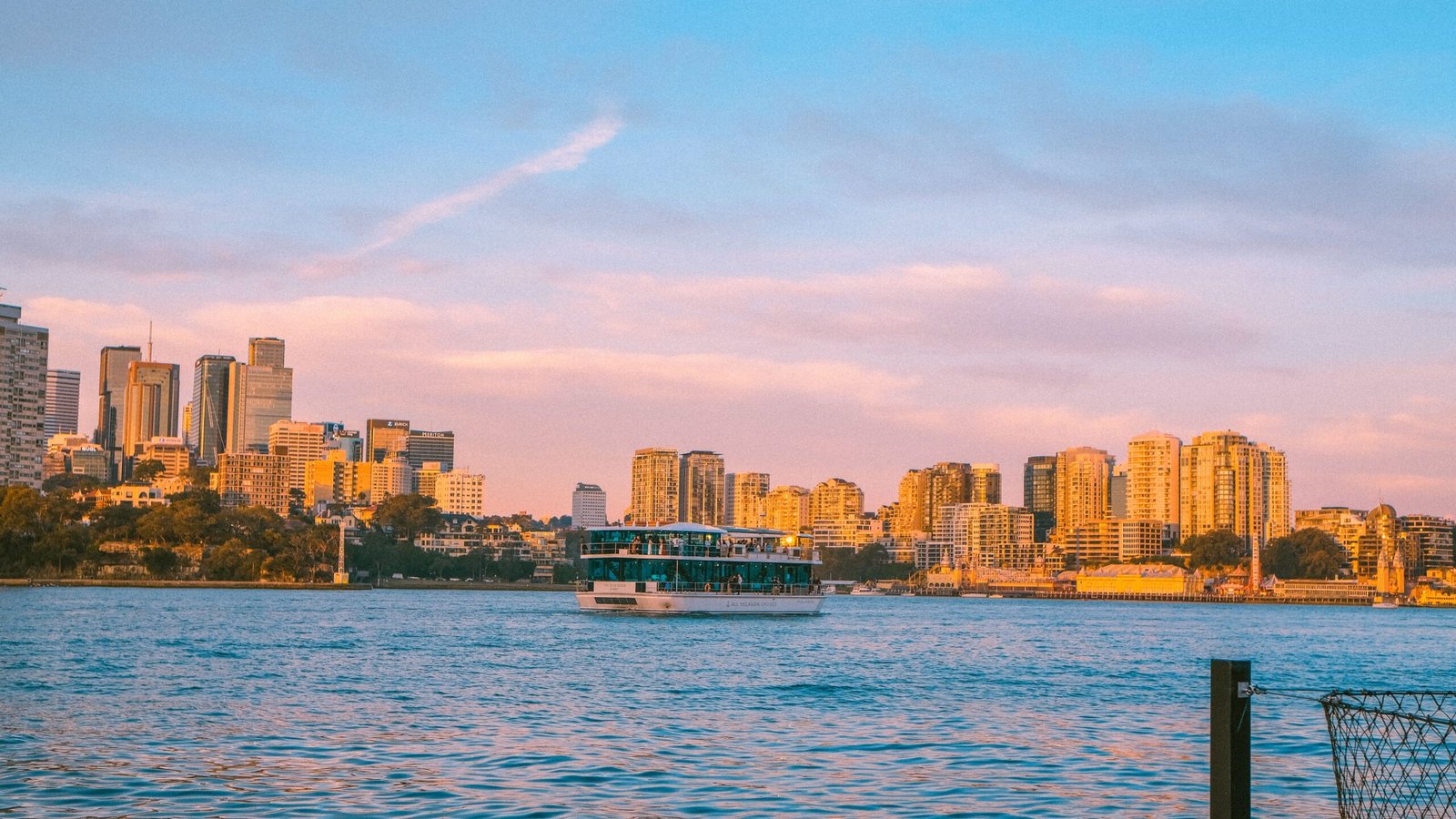 Enjoy a Picnic at Barangaroo Reserve with Views of the Harbor