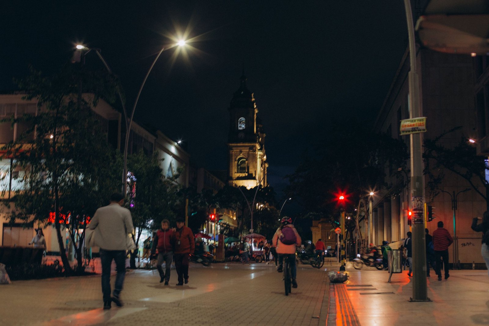 Enjoy the hustle and bustle at La Avenida 9 de Octubre.